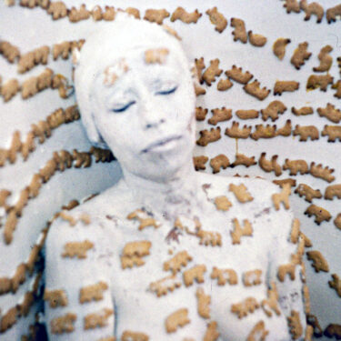 Piel pared galleta, Antiguo Hospital Militar, Performance 120’, 1994, Quito-Ecuador