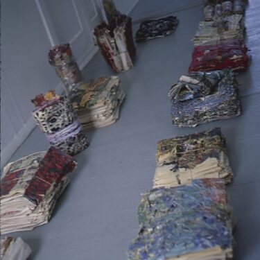 No Fat - Instalación (periódicos, puzzles, botellas, acrílico, óleo) 