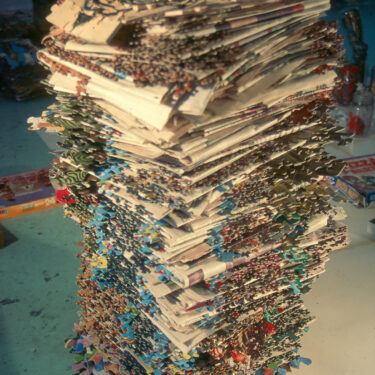 No Fat - Instalación (periódicos, puzzles, botellas, acrílico, óleo) 