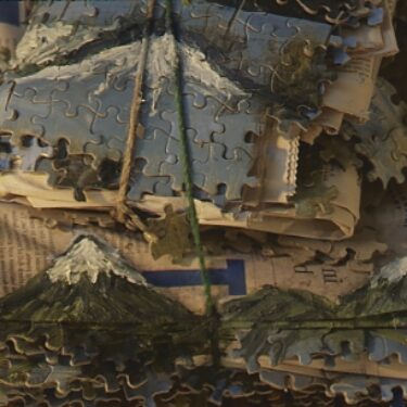 No Fat - Instalación (periódicos, puzzles, botellas, acrílico, óleo) 